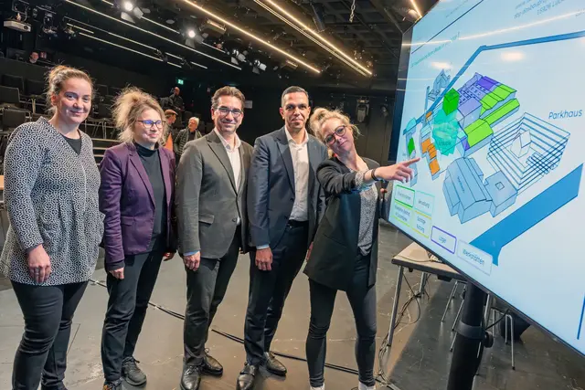 Die Stadt Bonn hat die fünf möglichen Varianten zur Zukunft der Bonner Bühnen vorgestellt. V.l.: Olga Keil von "dasbauprojekt", Kulturdezernentin Dr. Birgit Schneider-Bönninger, OB Guido Déus, Rachid Jaghou (Betriebsleiter SGB) und Projektleiterin Constanze Falke.  | Foto: S. Engst/Bundesstadt Bonn