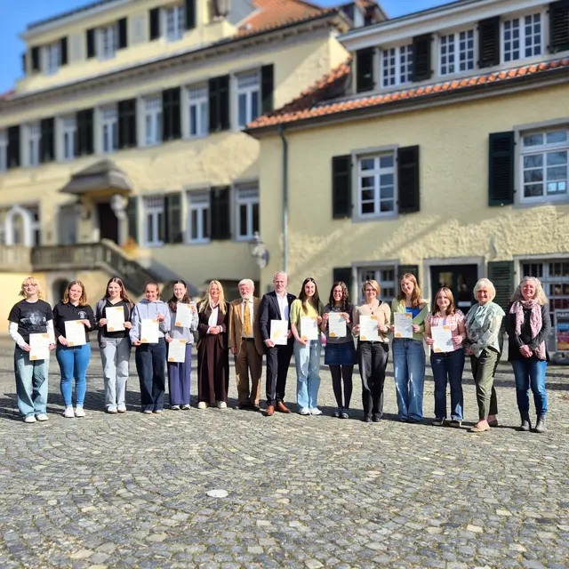 Die Preisträgerinnen des Wettbewerbs „Engagierte Mädchen“ sowie die beteiligten Akteure der Veranstaltung anlässlich des Weltfrauentages. Foto: Stadt Rösrath