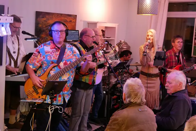 Wieder einmal tolle Stimmung im vollen Café/Bistro Mines Spatzentreff zu Karneval mit der Räucherband.  | Foto: Anita Brandtstäter 