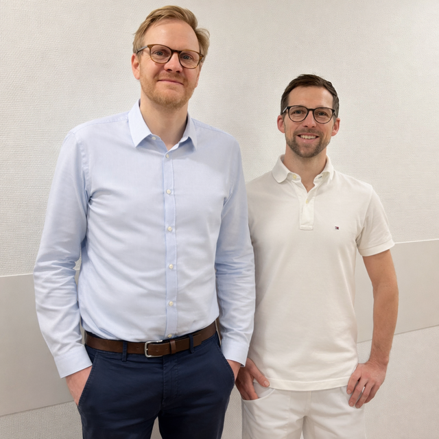Thomas Allroggen (rechts) ist seit 1. März 2026 neuer Leitender Oberarzt Endoprothetik im Team von Dr. med. Michael Vogt, Chefarzt Orthopädie, Unfallchirurgie &amp; Wirbelsäulenchirurgie (links) an den GFO Kliniken Troisdorf. | Foto: GFO Kliniken Troisdorf