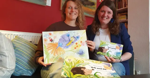 Verena Schüller (r.) hat sich die Geschichte von „Ach und Oh“ ausgedacht, Myria Stricker (l.) hat die farbigen Aquarelle dazu beigesteuert. Foto: Gabi Knops-Feiler