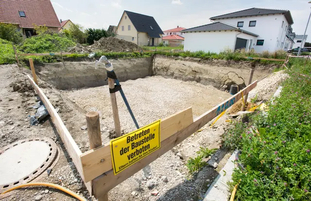 Bevor der Bau eines Eigenheims startet, muss zunächst der passende Baugrund gefunden sein. Foto: DJD/Bauherren-Schutzbund/Getty Images/Wolfgang Filser