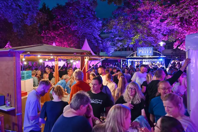 Bereits bei der Premiere des Weinfestes im Jahr 2025 hatte sich der Standort vor der Sekundarschule bewährt. | Foto: Herkenrath