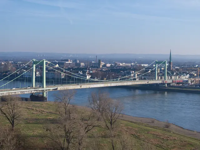 Die Mülheimer Brücke überspannt den Rhein im Kölner Norden. Bei einer Kontrolle wurde ein Schaden entdeckt, der die sofortige Sperrung der Brücke erfordert. | Foto: Uwe Weiser