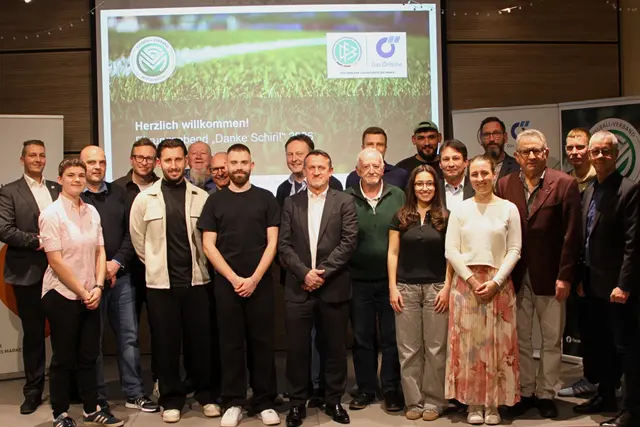 Die diesjährigen geehrten Schiedsrichterinnen und Schiedsrichter des FVM bei der „Danke Schiri“-Veranstaltung im Greven Haus zu Köln. Die Ehrung übernahmen FVM-Vizepräsident Markus Müller (7. v. l.) und der Vorsitzende des Verbandsschiedsrichterausschusses Michael Bernhardt (Mitte, hintere Reiche), gemeinsam mit DFB-Schiedsrichter Dominik Jolk (4. v. l.) sowie Joachim Gassmann (1. v. r.), Geschäftsführer von Greven Medien.

 | Foto: FVM