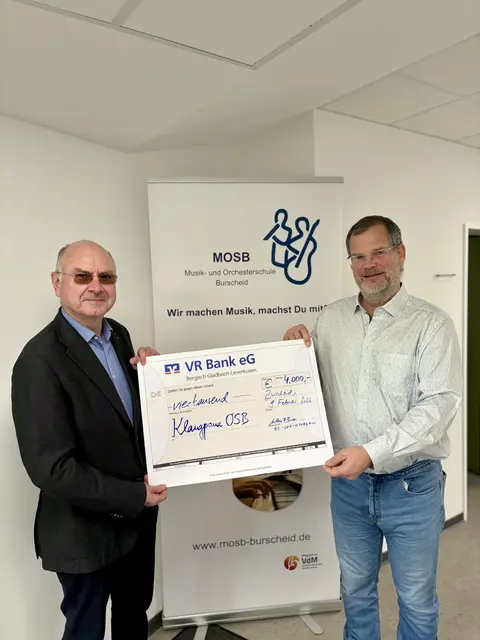 Dr. Mathias Benz (l.) überreichte den symbolischen Scheck an Klaus Perthel (r.). Foto: Rotary Club