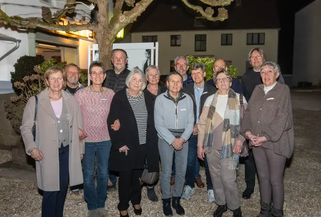 Die Initiatorinnen Edeltraud Mangold und Maria Schwamborn (vorne v.l.) mit Ehemaligen der früheren Volksschule Bensberg beim Treffen, 65 Jahre nach der Einschulung. Foto: Axel König