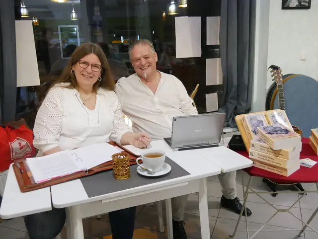 Die Autorin Katharina Prünte stellte ihren Roman „Traudel – Die Fremde so nah“ vor und wurde dabei von ihrem Mann Lothar Prünte musikalisch auf der Gitarre begleitet. | Foto: Anita Brandtstäter