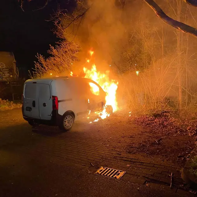 Die Feuerwehr musste in der Nacht zum Sonntag einen brennenden Pkw am Bahnhof Brühl-Vochem löschen, der vermutlich vorher gestohlen worden war. | Foto: Foto Feuerwehr Brühl