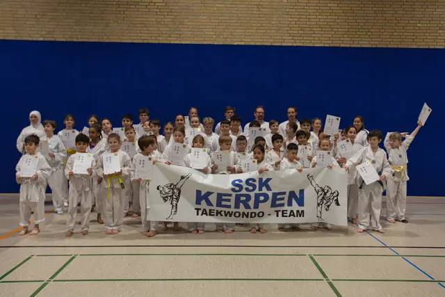 Nach erfolgreich bestandener Prüfung können sich die Sportlerinnen und Sportler des SSK-Taekwondo Teams aus Kerpen über ihre neuen Urkunden und vor allem über ihre neuen Gürtel freuen. | Foto: Torsten Rabe