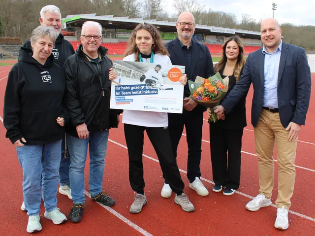 Spende für die Inklusion: (von links): Trainerpaar Birgit und Kurt Rick, TLG-Vorsitzender Ralf Saborowski, Sportlerin Julia Rygiel, Christian Wagner (Firma Visa), Meryem Mascaz und Andreas Lülsdorf (VR-Bank).
 | Foto: Troisdorfer Leichtathletik-Gemeinschaft (TLG)