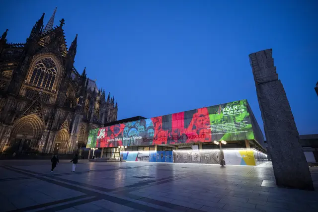 Mit einer Lichtinstallation am Römisch-Germanischen-Museum wirbt die Landesregierung für ihre Olympia-Kampagne. Zeitgleiche Aktionen an markanten Orten in NRW sollen die Bevölkerung von der Bewerbung für die Olympischen und Paralympischen Spiele überzeugen. | Foto: Uwe Weiser