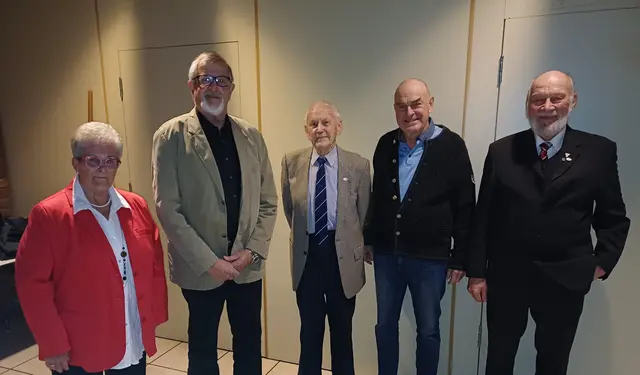 Von links nach rechts: Sibille Miesen-Schulz (Chorverband Rhein-Sieg), Heinz Bolz, Reinhold Liedtke, Wolfgang Schebben und Ralf Cholewa. | Foto: Manfred Küpper / MGV Eschmar