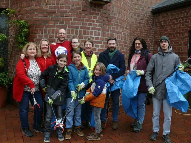 Gut gelaunt starteten die großen und kleinen Helfer des Pfarrvereins Braschoß – in diesem Jahr in kleinerer Besetzung um dem Müll in ihrem Ort zu Leibe zu rücken.
 | Foto: Gast