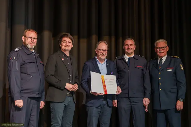 Thomas Wallau (Mitte) erhielt die Deutsche Feuerwehr-Ehrenmedaille
vl.:Markus Henkel, Mario Dahm, Wallau, Theo Jacobs und Stefan Gandelau | Foto: Alfred Heimermann
