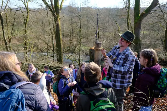 Dr. Maximillian Dornseif zeigt den Kindern, wie selbst ein kleiner Kieselstein auf der Wiese eine wichtige Rolle für die Natur spielen kann.
 | Foto: Stadt Lohmar