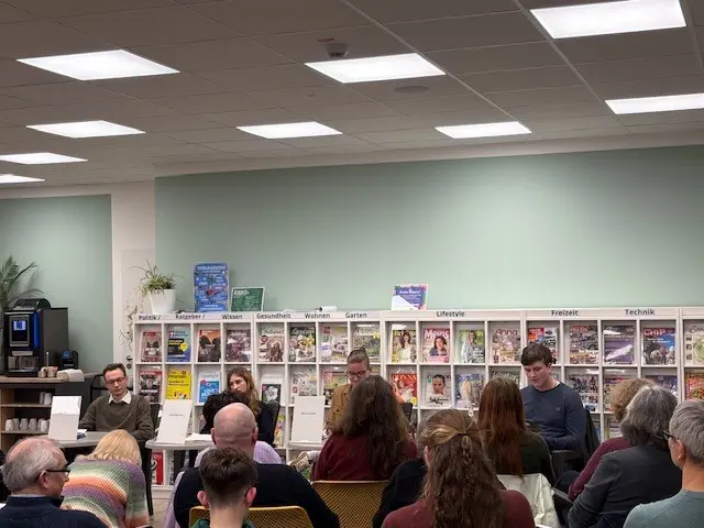 Die vier Troisdorfer Jungautoren (von links): Max Knierim, Lena Malucha, Steven Krebs und Benjamin Adleff. | Foto: Förderverein der Stadtbibliothek