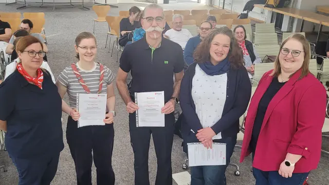 Ausbildungsleiterin Annika Beschoner (li.) und Stadtbeauftragte Carina Frings mit den neuen Ausbildungskräften Ebba Götz, Harald Schmeling und Carolin Schäfer. | Foto: Archut/Malteser