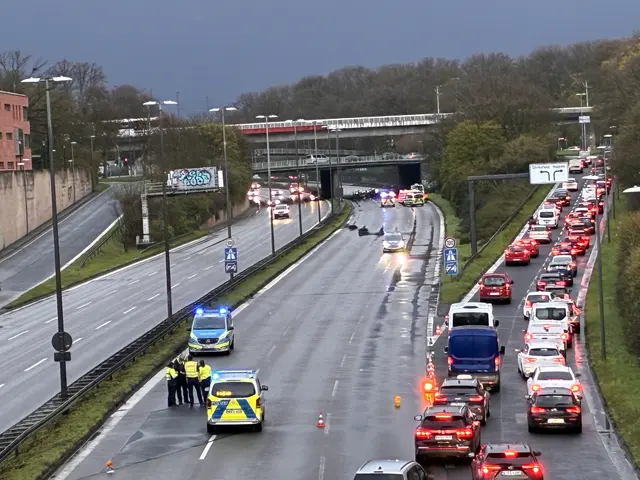 An der Anschlussstelle Ehrenfeld ist es auf der A57 zu einem tödlichen Unfall gekommen.  | Foto: Arton Krasniqi