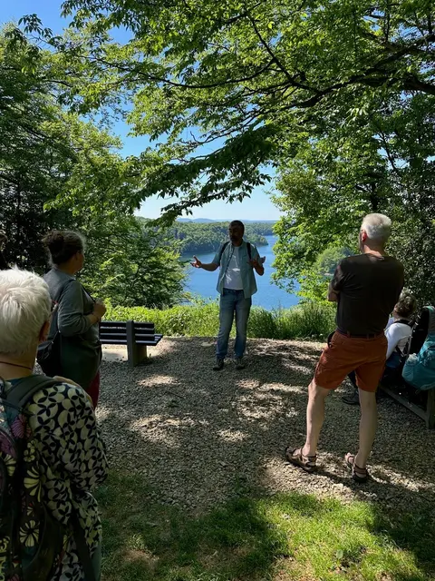 Helge Kratzel (Mitte) vom Runden Tisch Klima Neunkirchen-Seelschied führt die Wanderung entlang der Wahnbachtalsperre. | Foto: Runder Tisch Klima Neunkirchen-Seelscheid