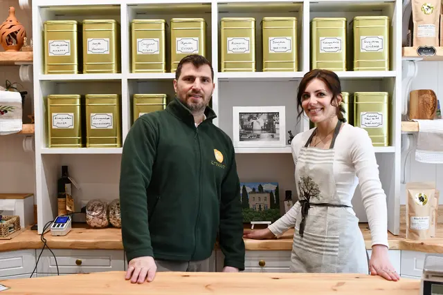 Michaela Grigorakis hat mit ihrem Mann Michalis das Kreta Lädchen "Kroussos" in Kierberg eröffnet. | Foto: Foto  Brodüffel