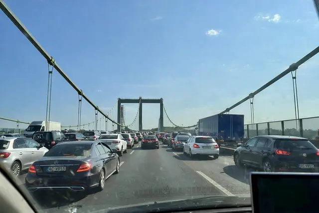 Wird die Rodenkirchener Brücke bewußt überstrapaziert, damit sie eines Tages schneller abgerissen werden kann? Dies vermutet die FDP/KSG-Fraktion in der Bezirksvertretung von Rodenkirchen | Foto: Frei von Rechten Dritter