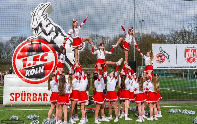Die Mini-Cheerleader vom 1. FC Köln begeisterten mit ihren Tänzen die Besucher. | Foto: Heimermann