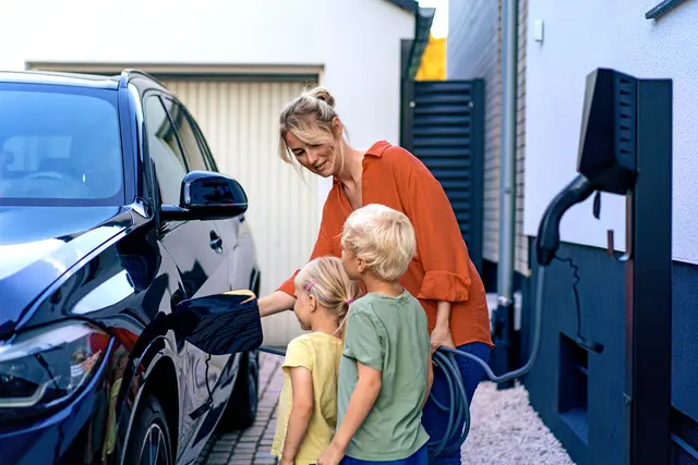 Ein E-Auto als klimafreundlicher Familientransporter? Der Anteil von Kfz mit rein elektrischem Antrieb steigt stetig. Foto: DJD/ACV Automobil-Club Verkehr/Getty Images/Joseffson