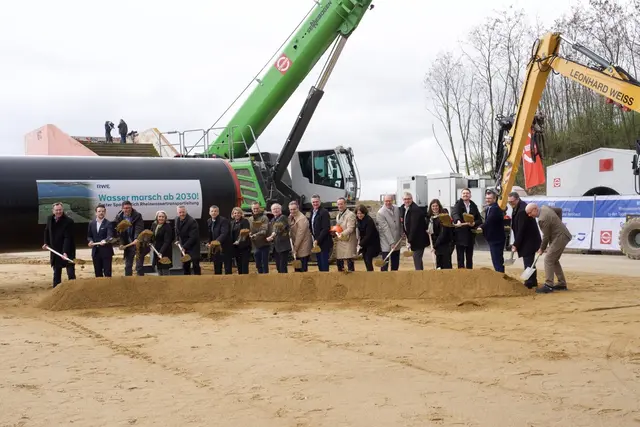Spatenstich für die Rheinwassertransportleitung. | Foto: RWE