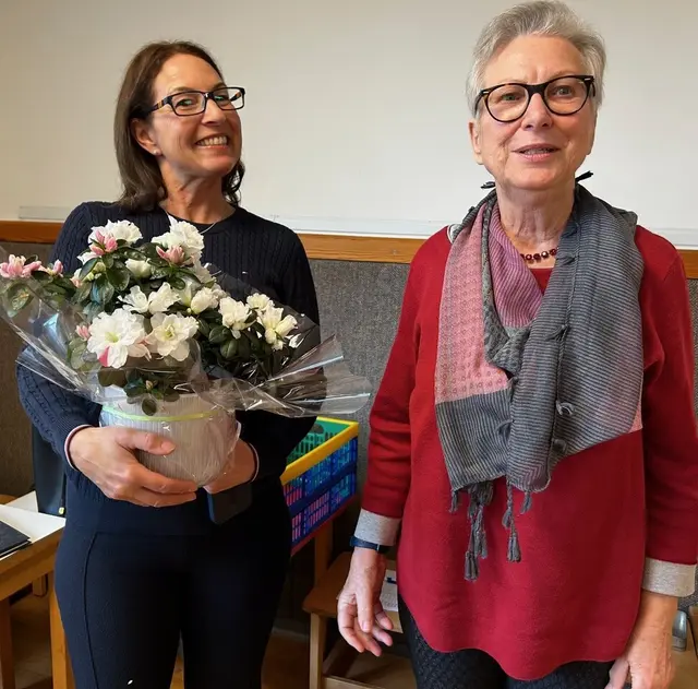 Dipl. Oecotrophologin Samya Heusch (links) erhält als Dankeschön eine Blume von der Leiterin der Regionalgruppe Lieselotte Nowak (rechts). | Foto: Angela Pollheim