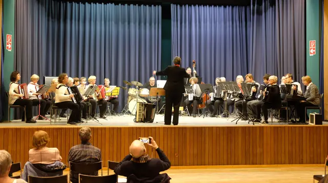 Das 23--köpfige Orchester des 37. Workshops "Gemeinsam musizieren mit Quetsch" unter Leitung von Anita Brandtstäter füllte die Bühne der Aula Gartenstraße.  | Foto: Wolfhard Brandtstäter