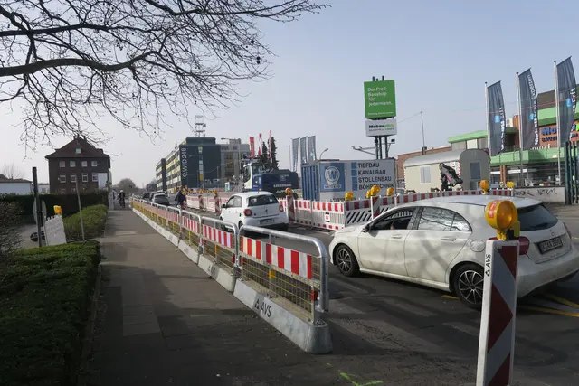 Engpass: An der Brücke über die HGK-Trasse ist die Widdersdorfer Straße einspurig.  | Foto: Hans-Willi Hermans