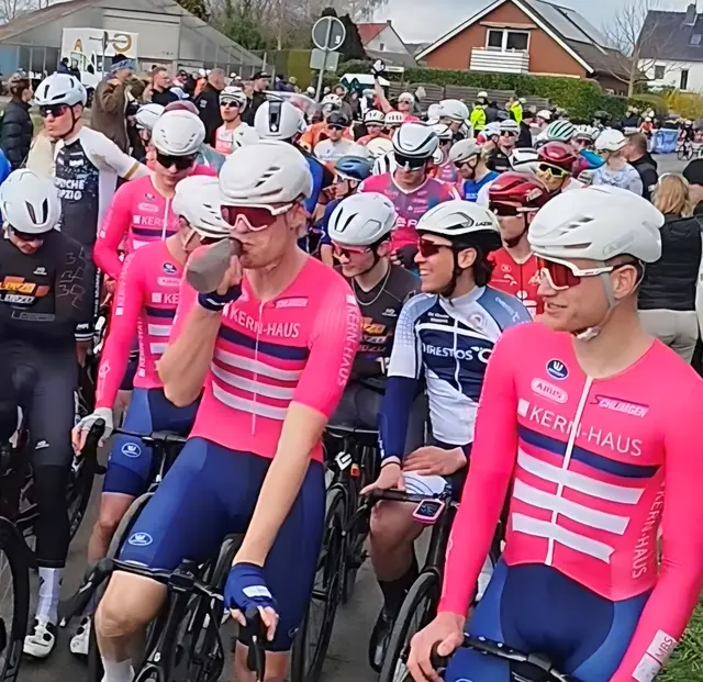 Das Team Kern-Haus bei der Startaufstellung in Herford.
 | Foto: RV Blitz Spich