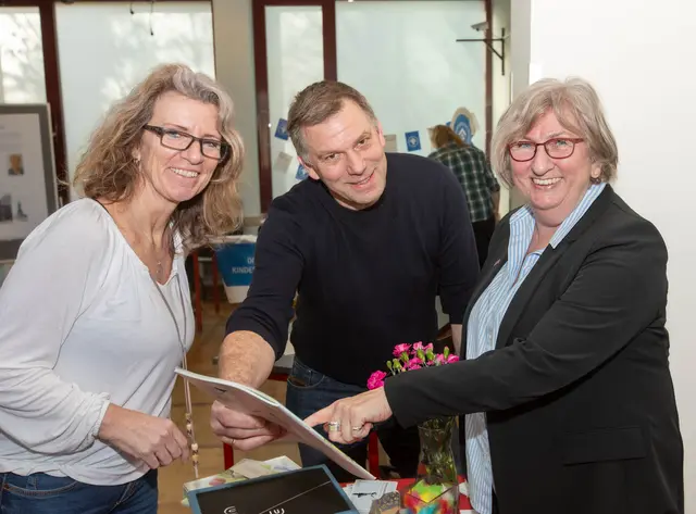 Jugendamtsleiterin Yvonne Zieren (v.l.), Netzwerkkoordinator Florian Hahn und Jugendhilfeausschuss-Vorsitzende Vera Rilke-Haerst begrüßten mehr als 60 Teilnehmende. Foto: Axel König