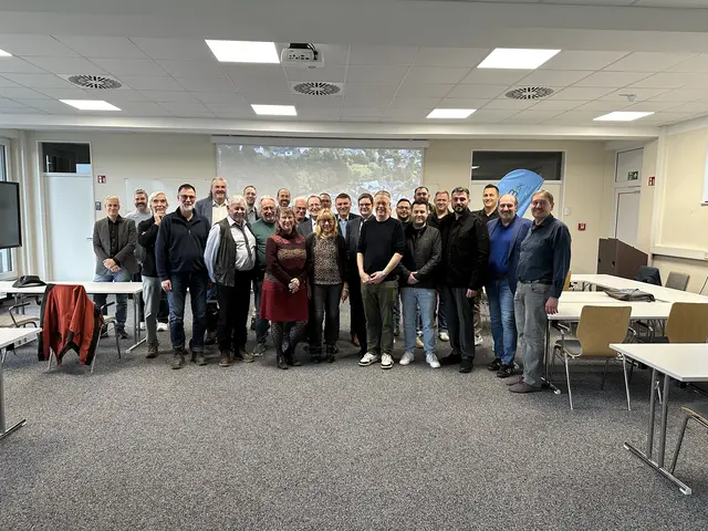 Zur Einweihung der Photovoltaikanlage auf der Feuer- und Rettungswache Overath kamen Vertreterinnen und Vertreter aus Stadtverwaltung, Feuerwehr, Politik, der Energie-Genossenschaft sowie Projektpartner zusammen. Foto: S. Fielstette, Stadt Overath