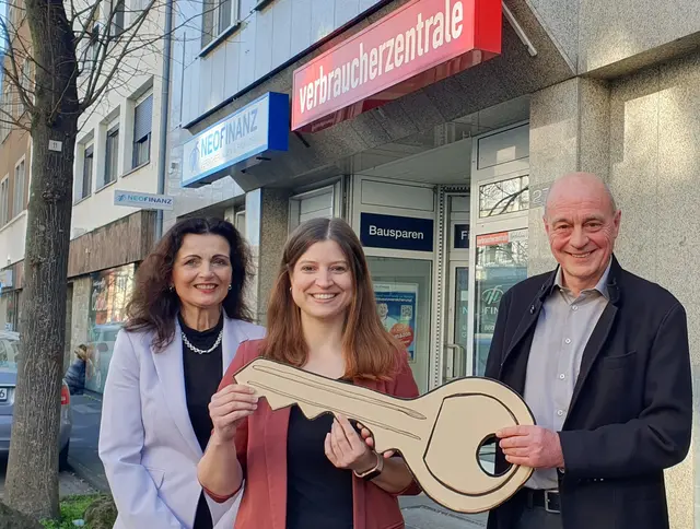 Doreen Adam (M.) übernahm im Beisein von Regionalleiterin Manuela Duda die Leitung der Leverkusener Beratungsstelle der Verbraucherzentrale Nordrhein-Westfalen von ihrem Vorgänger Bernhard Pilch. Foto: Gabi Knops-Feiler