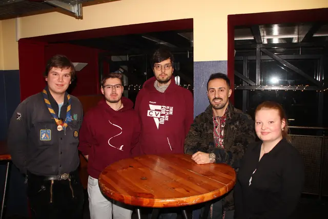 (v.l.) Janis Reinhold (Erster Vorsitzender), Jakob Franssen (2. Vorsitzender), Philipp Hintz (Beisitzer), Ayad Al Rubaiee (Kassenwart) und Inaya Zähl (Beisitzer) bilden den Vorstand des neu gegründeten Stadtjugendrings Bergisch Gladbach. Foto: Flick   