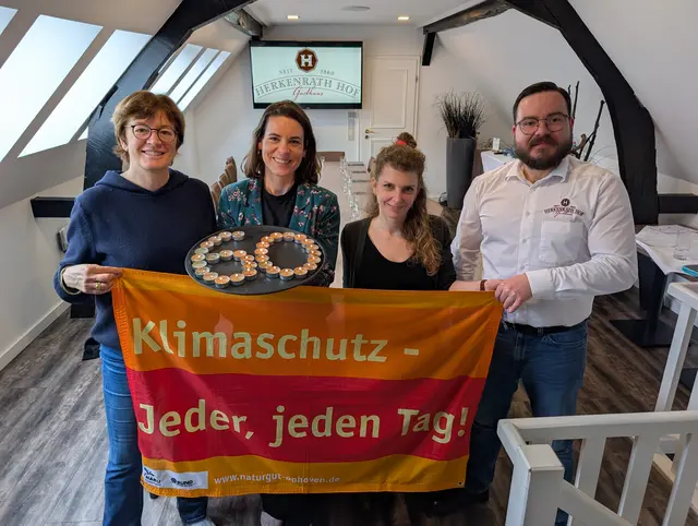 Zur Earth Hour soll 60 Minuten das Licht gelöscht. Britta Demmer vom NaturGut Ophoven, Ella Schabram Klimaschutzmanagerin der Stadt, Lucia Riemenschnitter vom Museum Morsbroich und Michael Pfingst vom Herkenrath Hof (v.l.) stellten Leverkusens Aktionen zur Earth Hour vor. Foto: NaturGut Ophoven