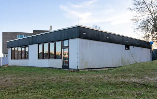 Zwei Seiten ohne Umzäunung und grüne Fassade: AWO Der Sommerberg-Kita auf dem Gelände des Freiherr-vom-Stein-Schulzentrums. Foto: Axel König