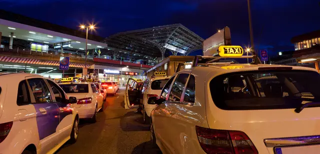 Taxistand am Breslauer Platz | Foto: 4th Life Photography - stock.adobe.com