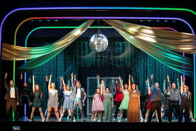 Die energiegeladenen Choreografien sind präzise, die Stimmen kraftvoll, das Zusammenspiel wirkt eingespielt und lebendig. Einmal mehr bringt der ehrenamtlich arbeitende Verein „Junges Musical Leverkusen“ eine aufwendige Produktion auf die Bühne des Erholungshauses, die täglich bis 29. März zu sehen ist. Foto: Gabi Knops-Feiler 