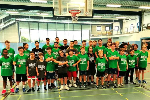 Viel Freude beim Basketball: Teilnehmerinnen und Teilnehmer bei einem früheren TLG-Camp.
 | Foto: TLG