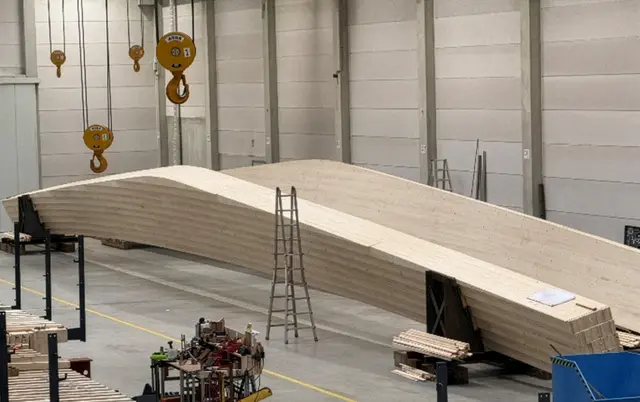 Die Brücke nimmt Gestalt an. Hier ein Eindruck aus der Fertigungshalle. | Foto: Ingenieurbüro Miebach