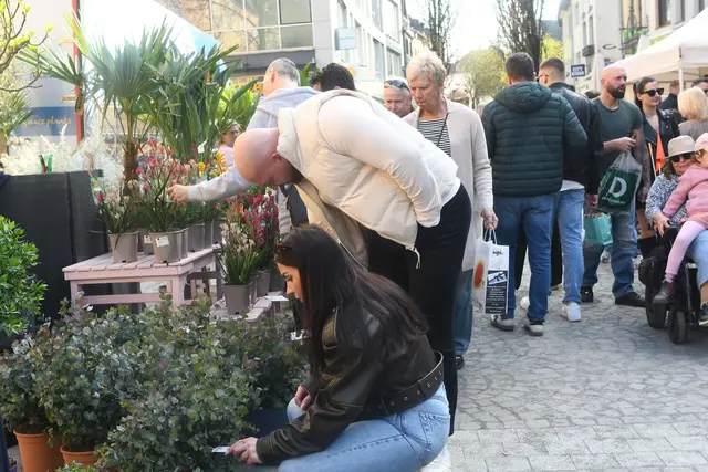 Die vielen Gartenliebhaber fanden auf dem Frühlingsmarkt der Wepag ein vielfältiges Angebot. | Foto: Foto Brodüffel 