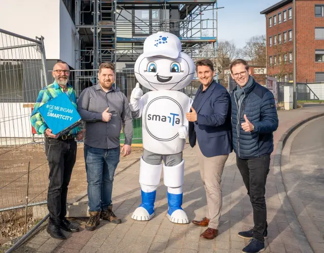 Freuen sich über den digitalen Bauantrag (von links): Harald Stange (Leiter Bauordnungsamt), Patrik Hüsson (Bauordnungsamt), Maskottchen Smarta, Bürgermeister Alexander Biber und Fabian Wagner (Leiter Stabsstelle Digitalisierung). | Foto: Stadt Troisdorf