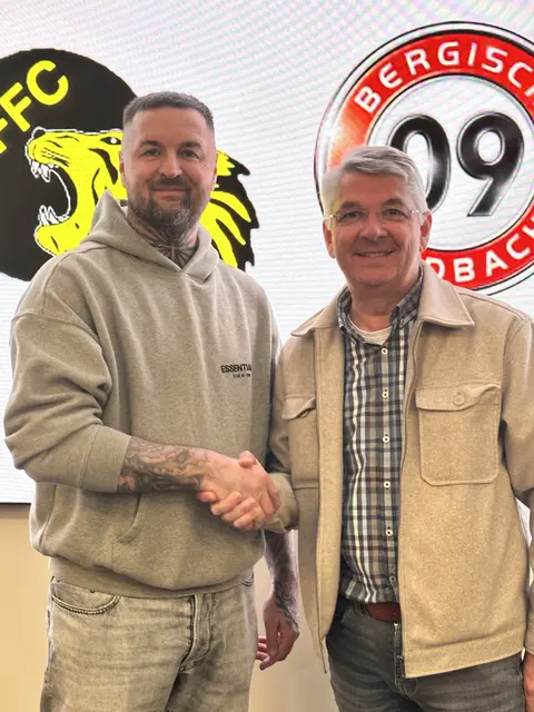 Thomas Lövenich (l.) und Lutz Urbach besiegelten die Fusion. Foto: SV 09