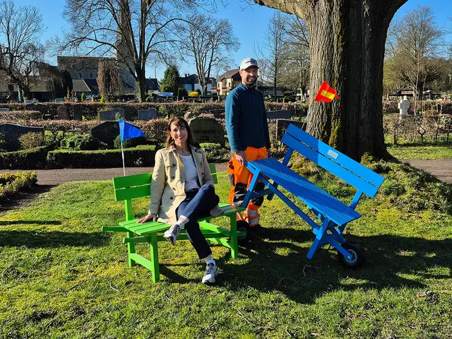 Sonja Kreikemeyer, Amtsleiterin Tiefbauamt und Herr Steigerwald, Mitarbeiter Bauhof, freuen sich über die neuen mobilen Bänke.   | Foto: Stadt Lohmar