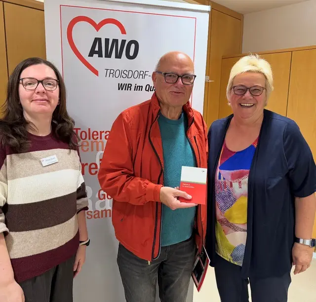 Anika Kurm (links, stellvertretende Kassiererin) mit Dietmar Klein (Neumitglied) und Birgit Biegel (Vorsitzende).
 | Foto: AWO Oberlar