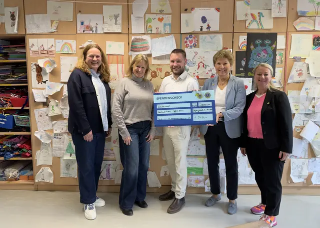 Foto: Scheckübergabe der Löwinnen an die GGS HAnd: Barbara Dochtmann, Ulla Freund, Phillipp Haag, Elke Dörrenhaus, Manuela Rex-Eberle (v.l.n.r.)