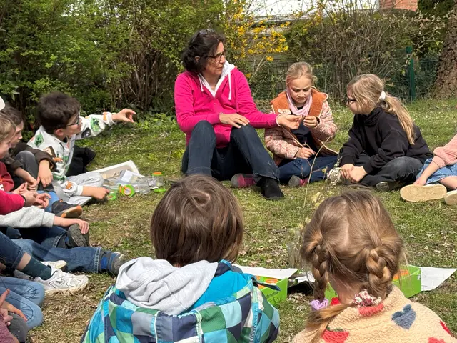 Keine Angst vor Seidenbienen: Caroline Jahn von der Biologischen Station in Erftstadt begeistert Schulkinder aus Glessen für den Naturschutz  | Foto: Andrea Floß
